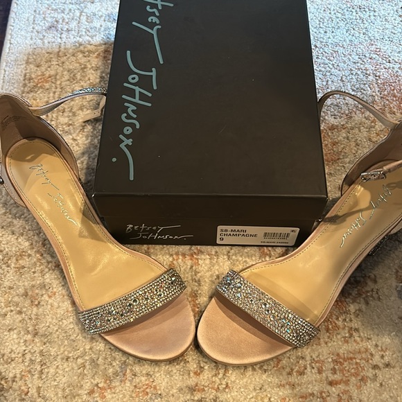 Betsey Johnson Heel, size 9, wedding shoe, never worn. - Picture 4 of 4